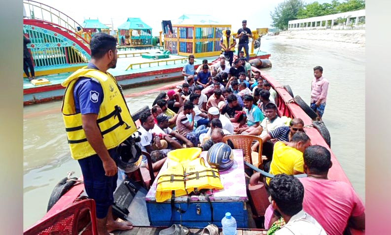 অবৈধভাবে বালু উত্তোলনের সময় ১০টি ড্রেজারসহ ৪৩ জন আটক
